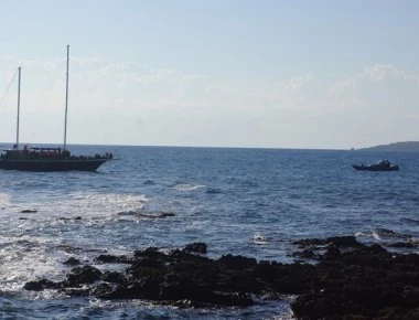 Κεφαλονιά: Σκάφος με 29 λαθρομετανάστες προσάραξε σε παραλία του νησιού εν μέσω καταιγίδας